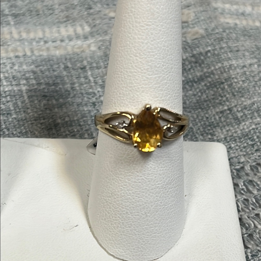436318 10k YG Pear shaped Citrine Ring